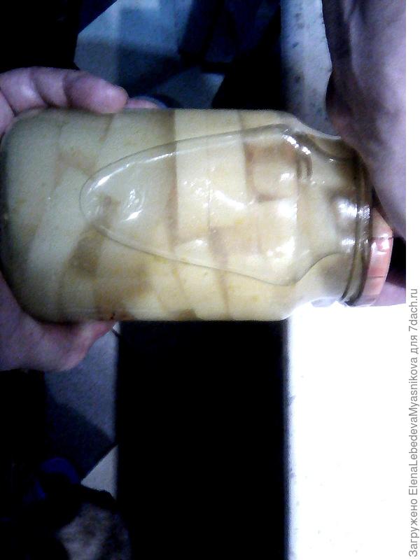 Попросила сейчас мужа показать положение банки.Нужно нажимая сильно на ребро крышки покатать её по твердой поверхности, пока не услышите характерный звук воздуха,проникающего в банку.