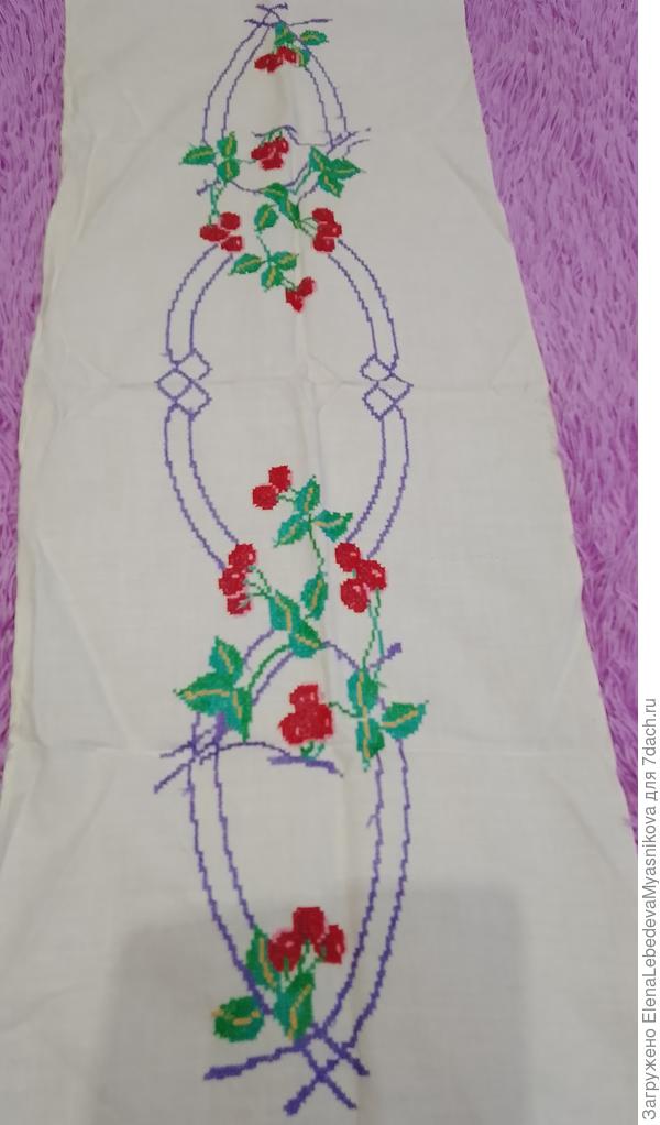 Вышивки 60 летней давности..Крепились на спинку диванов или чуть наискосок около кровати. Храню в память о маме.