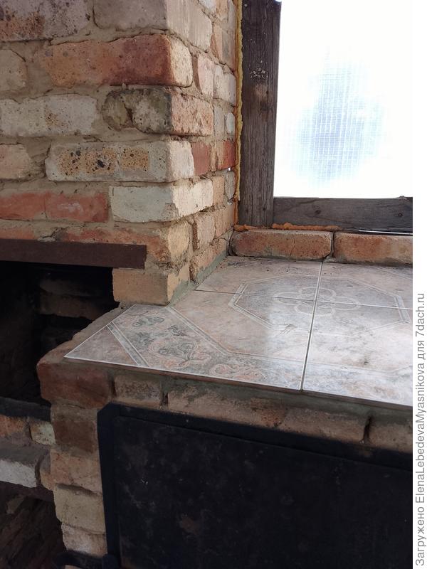 Сверху выложено плиткой