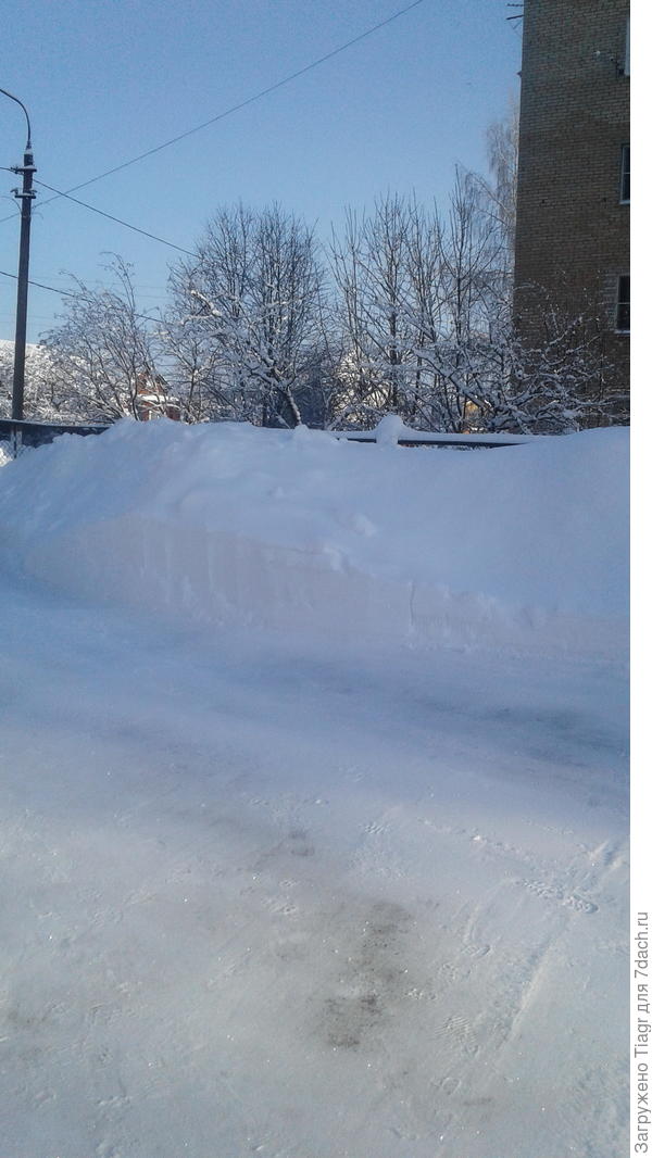А на больших площадях лопатой не намахаешься. Здесь на помощь приходит снегоуборощик)))