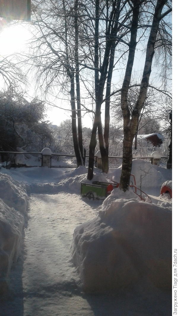 На детскую площадку трактор не загонишь - только лопатой можно расчищать