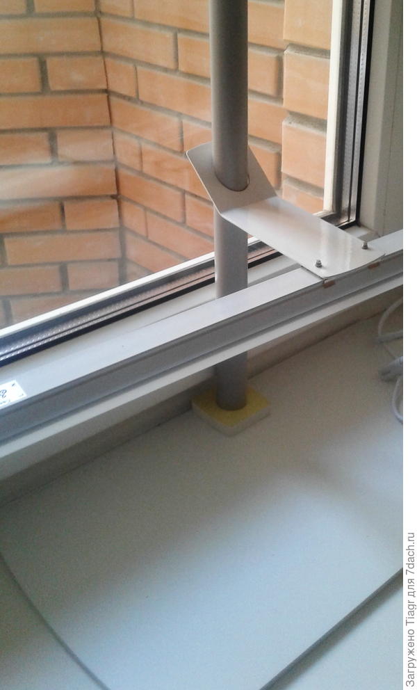 вставила палку в углубление и одела на палку штучку))))) А резинку можно передвигать выше, ниже))))