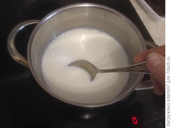 молоко и сахар кипячу