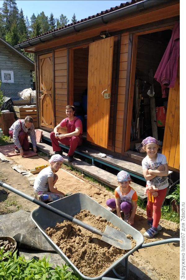 Помощников было много