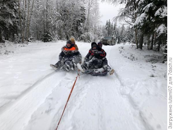 По дороге домой прокатили мальчишек на ватрушках, прикрепив  ватрушки к машине. Сзади вторая машина страхует.