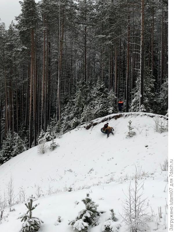 Сначала катались на ватрушках с маленькой горки