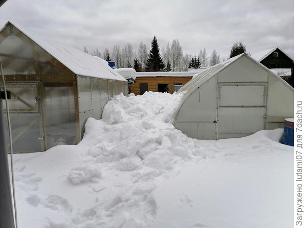 Снег с крыши скинули, отказывать дверь не стали...
