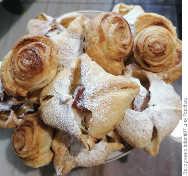 Яблоки в тесте, булочки с корицей