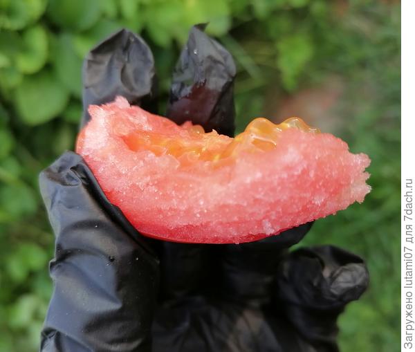 Это внутри, прямо сахарный  на изломе