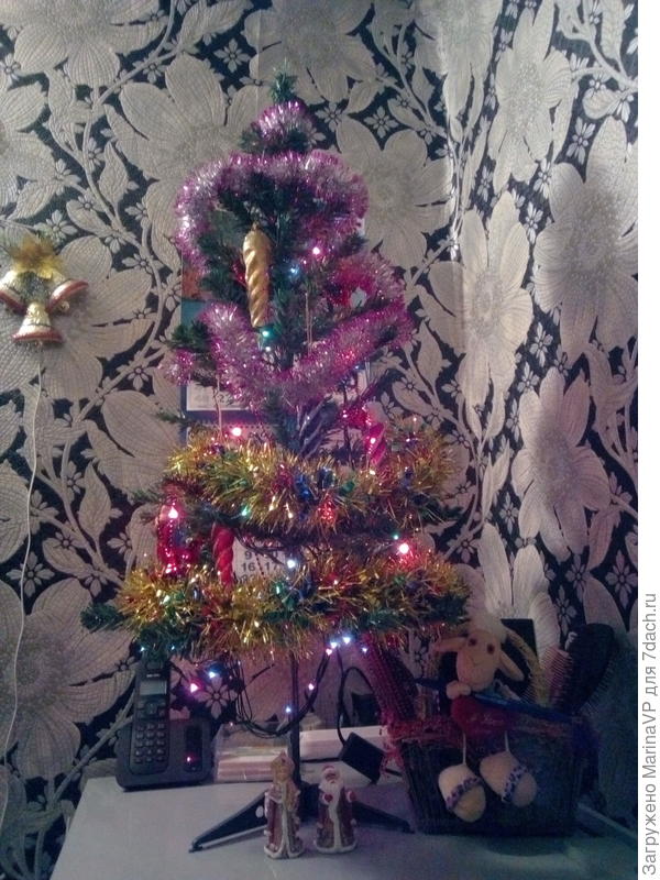 А эту маленькую елочку нарядила сейчас. Маленькая,но другую пока нельзя у меня хулиганистый кот!