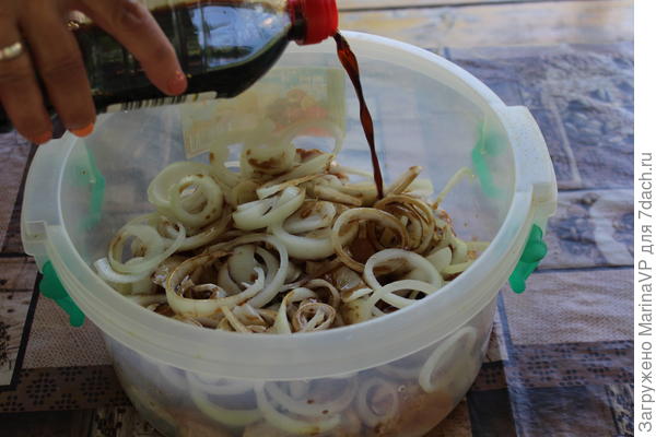 Заливаем соевым соусом