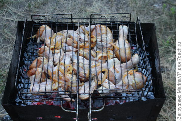 Выкладываем курочку на решетку