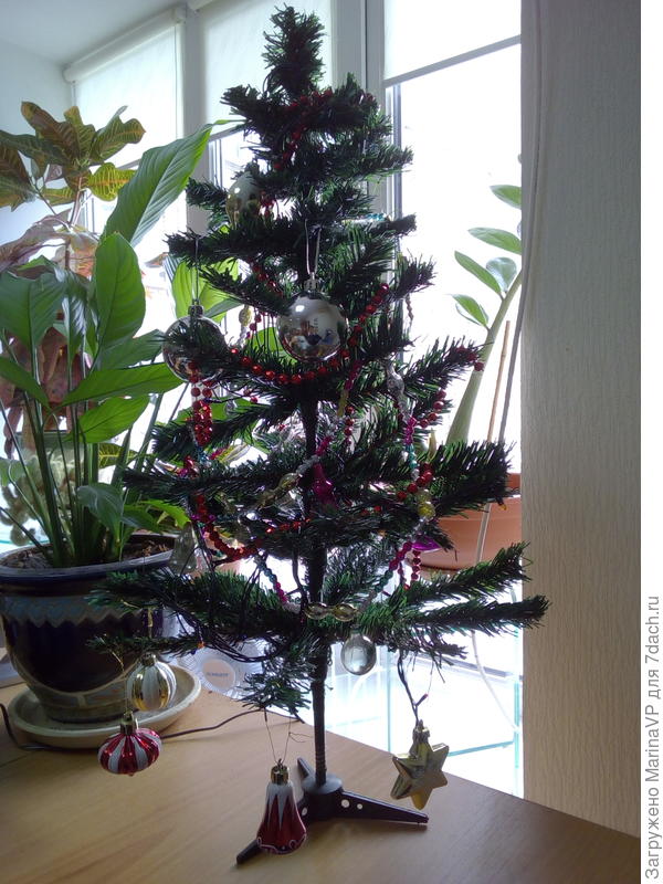 И елочку на работе мы поставили.