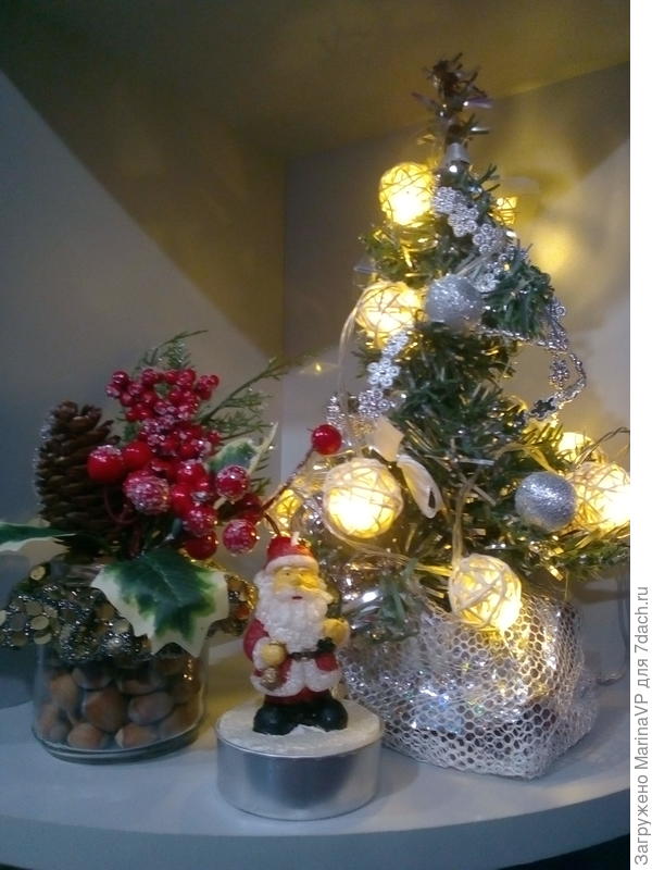 Устроила новогодний уголок на кухне.