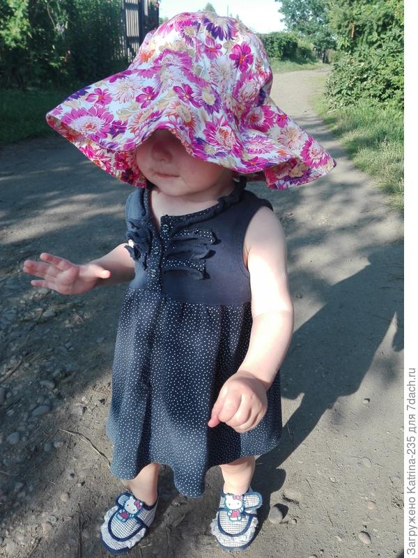 Которая свои первые шажки сделала именно по этой дорожке,от нашего домика..