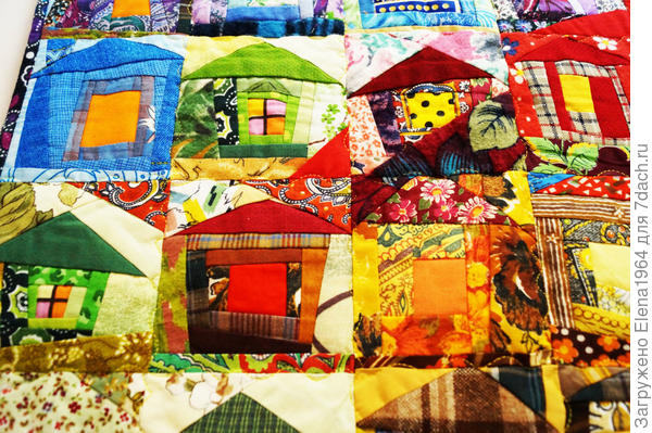 Кусочек крыши, неба и зелени слева.