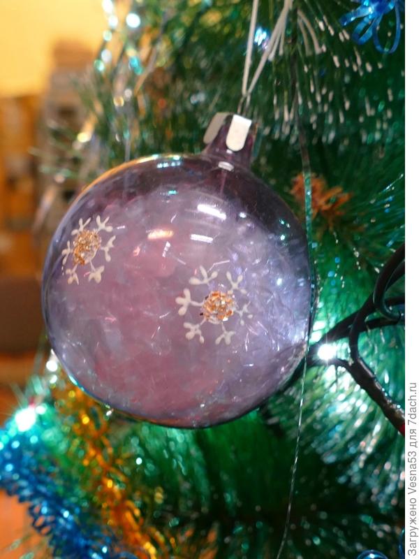 Шарик, прозрачный, а внутри мишура какая-то незатейливая