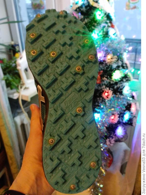 Подошва, с металлическими шипами и протектором.