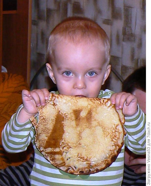 Это вкусно! Внук Владимир дегустирует блины. Фото из семейного архива