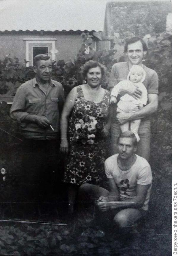 Дед слева.