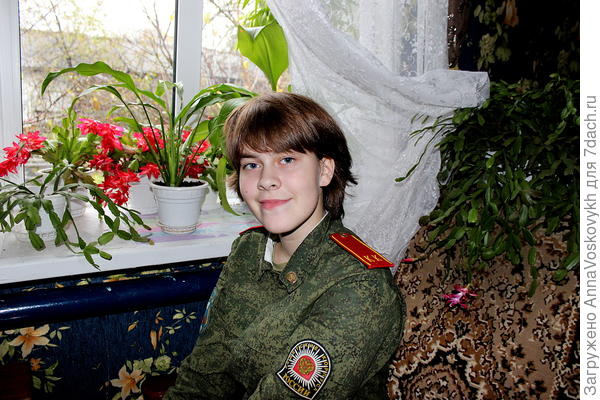 Так и стоит он в уголочке на подставке.