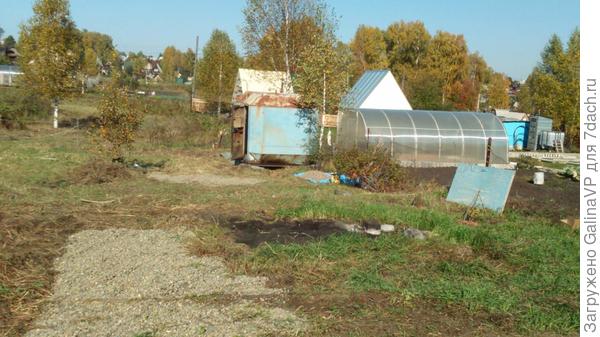 Оставшийся от засыпки покрышек щебень высыпали на пятак под машину