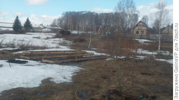 В прошлогодней траве был один несомненный плюс - она не давала погрузиться в грязную жижку и почавкать ей сапогами)))