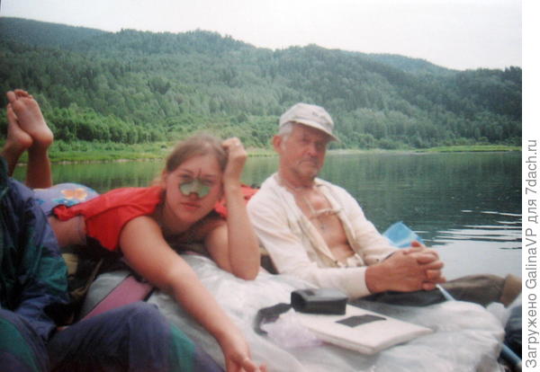 Первый мой сплав. Справа самый старший участник похода