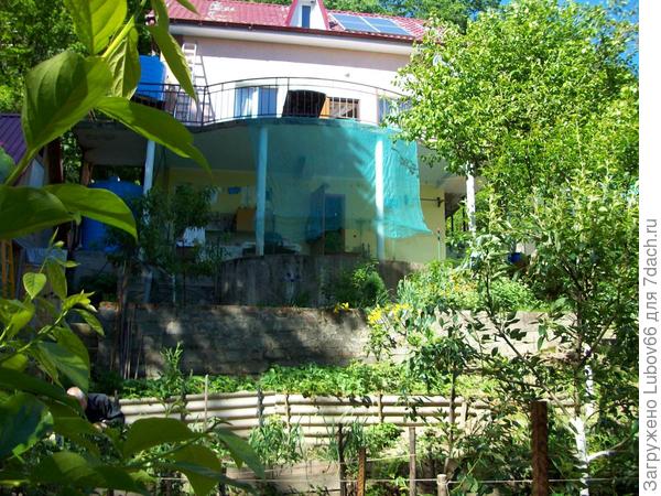 это со стороны сада. уклон сильный, поэтому не могу лучше...