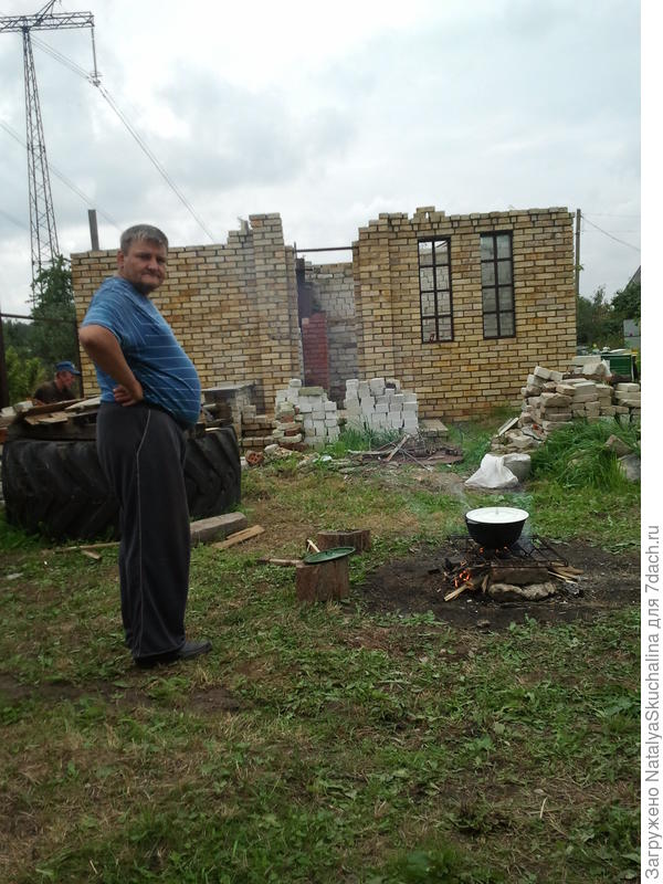 идет строительство бани, муж варит обед