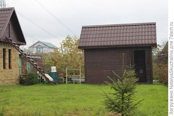 к туалету пристроили сарай, храним в нем дрова, лопаты, шланги и т.д.