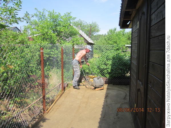 за сараем положили плитку