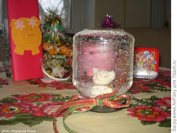 Новогодний снежный шар из банки, позади - елочка.