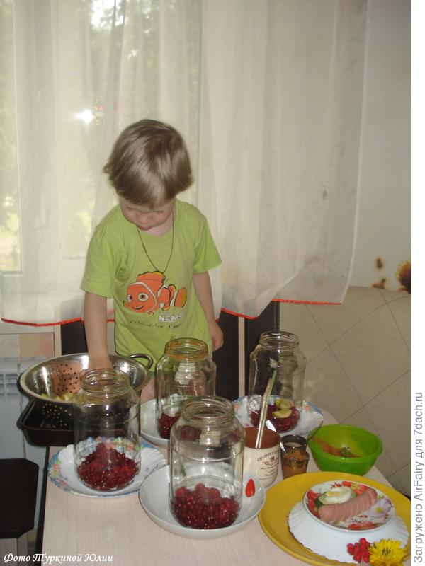 Перебираем и уминаем собранный урожай)