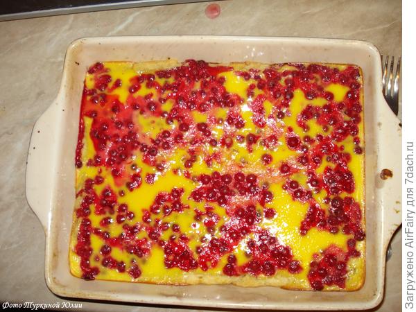 Новогодний пирог с клюквой и сметаной.