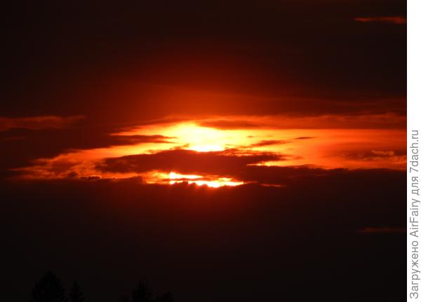 Если пригялядеться, то справа от центра можно увидеть очертание глаза