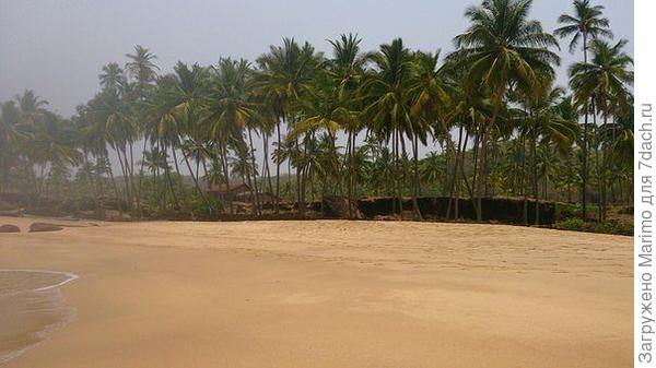 Не совсем море. Пляж Кола.