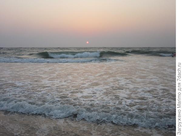 - Хочу на море.  - Зачем?  - Я чувствую, как оно без меня волнуется!