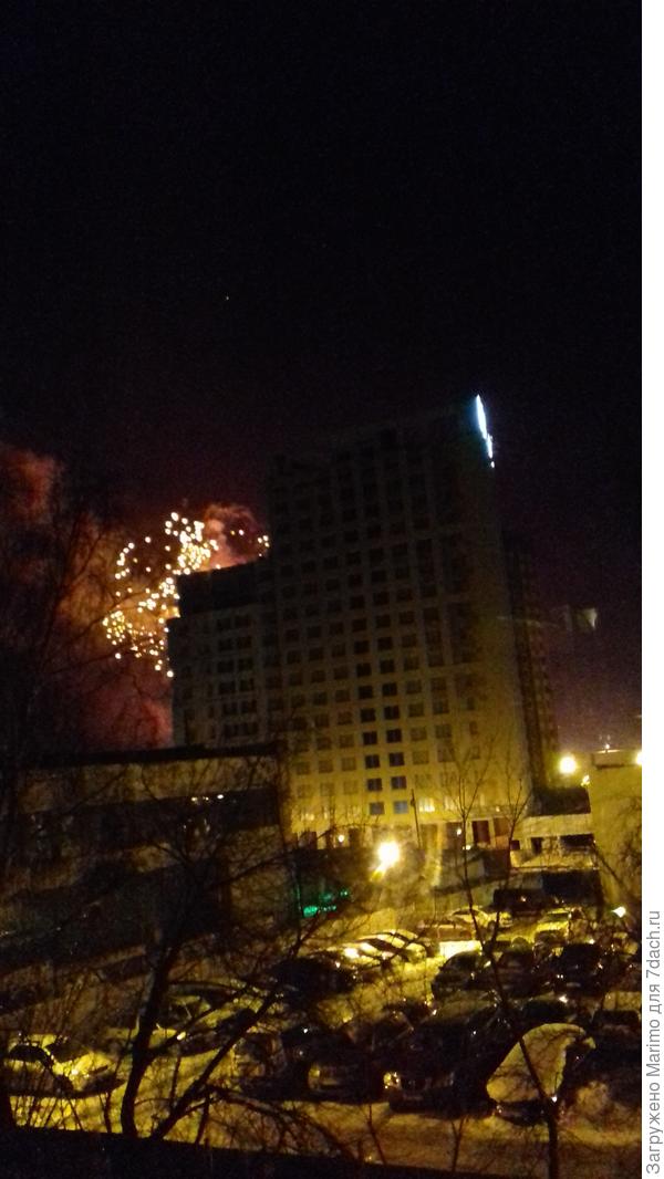 Это просто салют. Вот угораздило же здесь строить новый дом.