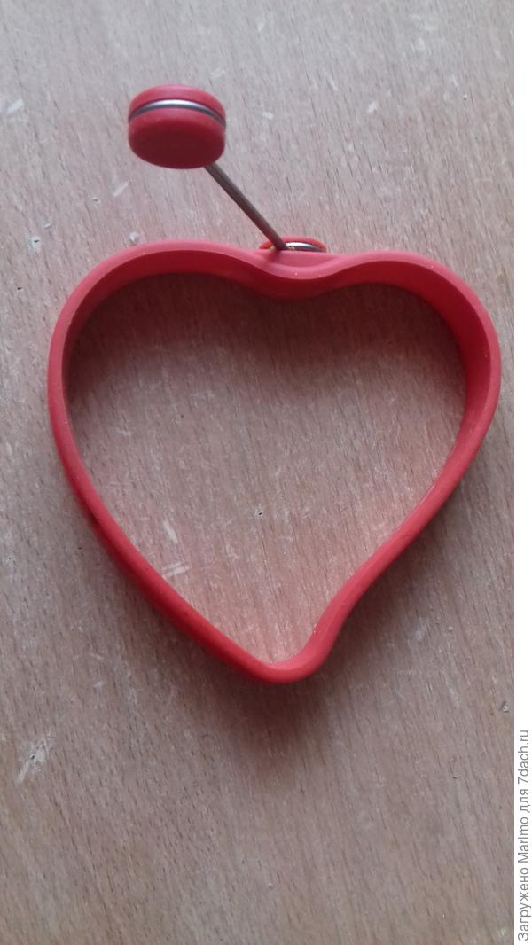 А это неудобная и бесполезная штука. Яйца и тесто для оладий подтекают снизу и форма получается очень уж сомнительная