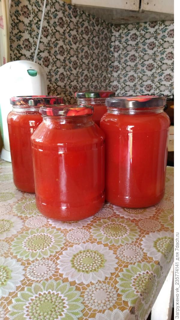 А это помидоры в собственном соку. В одной банке Любаша, во второй-Малиновая империя, в третьей-Великосветский, а в четвертой- смесь.Посмотрю, какие гибриды лучше подходят для каких заготовок.
Всем спасибо и до свидания!