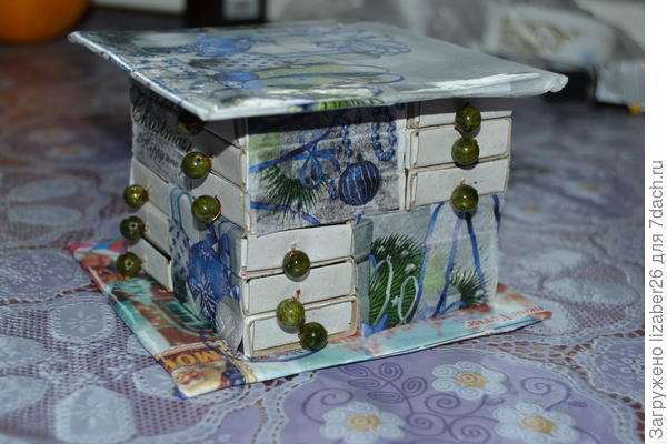 Шкатулка сделана из спичечных коробков
