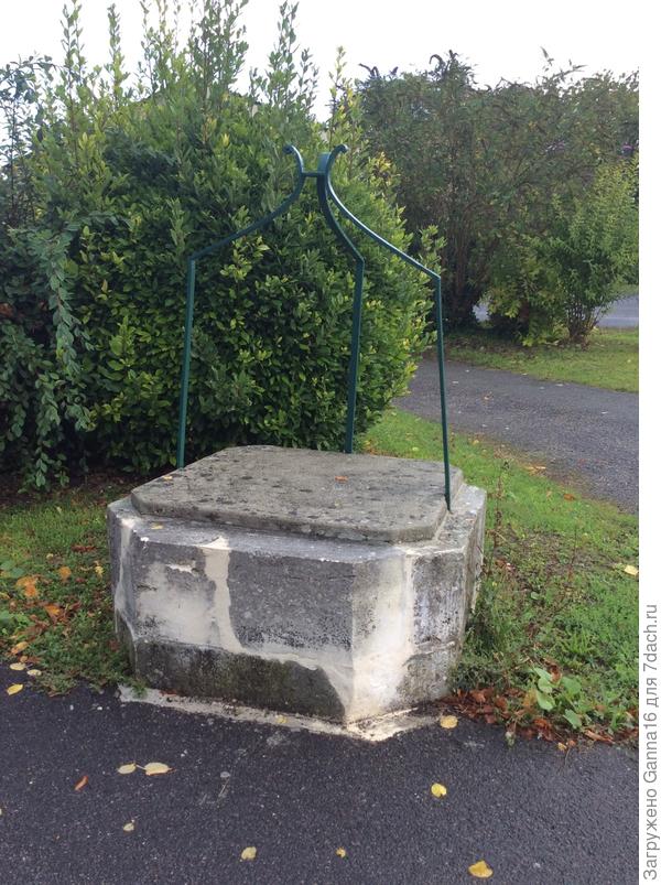 Чаще всего такие. Между железками вешается колесо, через которое проходит цепь с ведром.  Этот колодец наглухо закрыт, т.к. Находится у начальной школы.