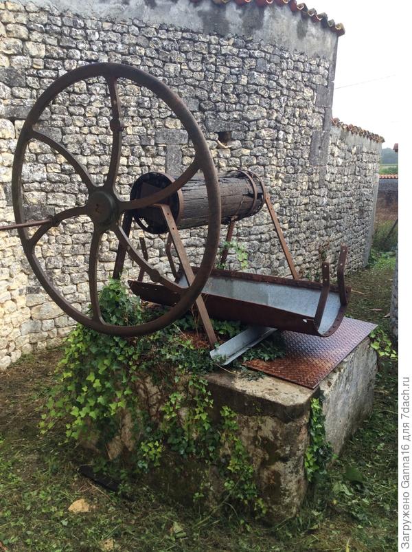 Старинный общественный колодец в моем городке.