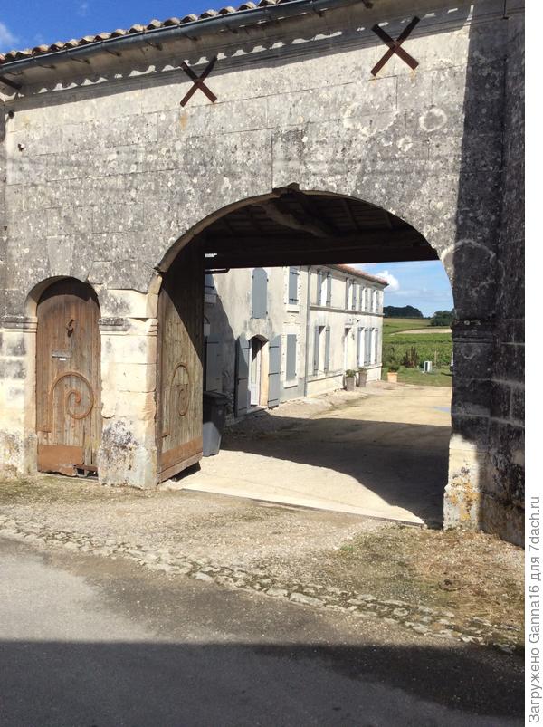 За воротами . Дом ранее фермера, теперь просто дом.