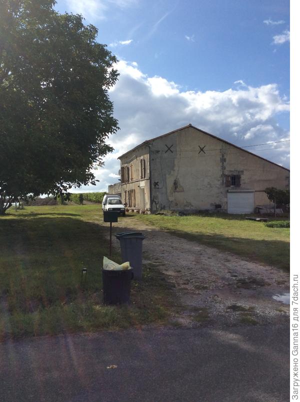 Маленький старинный дом на винограднике.  Высокая часть - дом, пониже - сарай  ( или хлев)