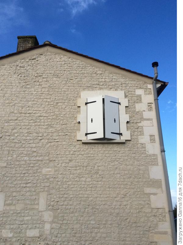 Отреставрирован, камни вокруг окна новые,  на углу - оригинальные