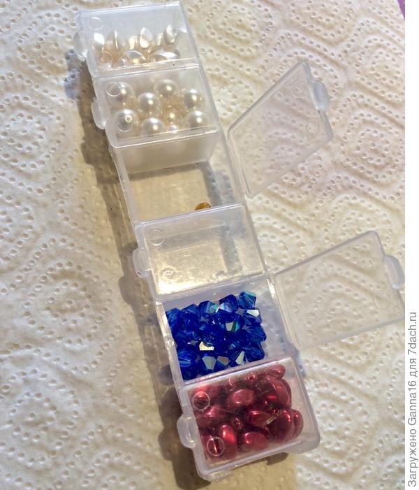Одна из моих коробочек с бусинами. Для бисера использую такие же.