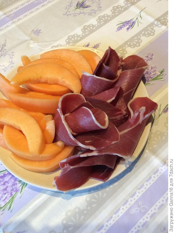 Дынька своя, хамон испанский.