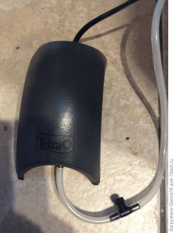 Компрессор &laquo; для аквариумов 50-100 литр&raquo;. Регулируется. Стоит на средней мощности.